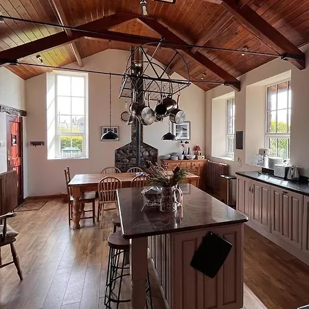 בית נופש Unique Schoolhouse In The Peaceful Western Lakes